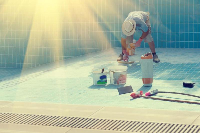 Une fissure sur une piscine coque demande une r&eacute;paration soign&eacute;e.