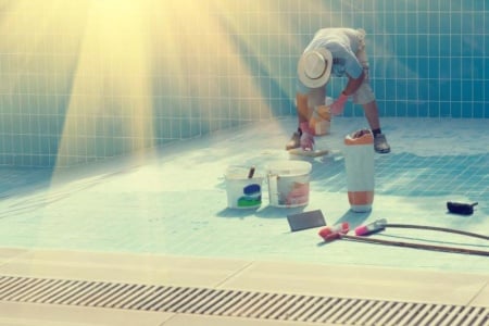 Une fissure sur une piscine coque demande une r&eacute;paration soign&eacute;e.